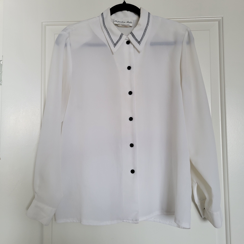 Vintage Cowgirl Collar White White Button Down Shirt with Black Buttons